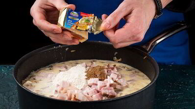 сытный мясной жульен в булочке