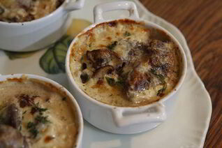 Жульен с куриной печенью и грибами