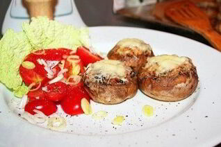 Жульен, запеченный в шляпках шампиньонов