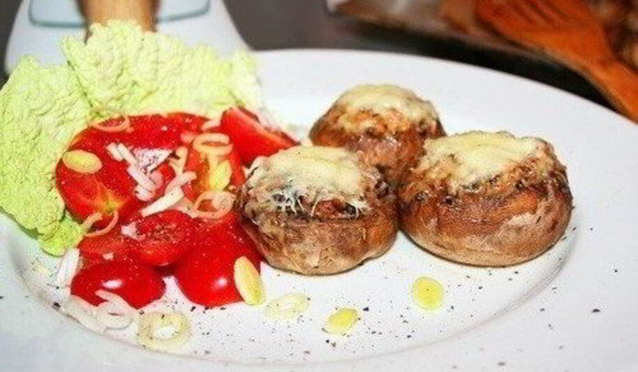 Рецепт жульена, запеченного в шляпках шампиньонов