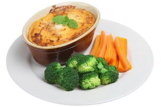 Жюльен с ветчиной, цветной капустой, брокколи и зеленым горошком